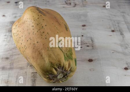 Formosa Sorte Papaya Frucht auf Holz Hintergrund. Papaya Formosa. Fruchtquelle reich an Nährstoffen. Essbare Früchte. Zutat für Säfte und Protein Sou Stockfoto