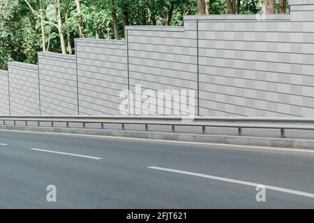 Moderne Straße in der Stadt in der Nähe des großen grünen Parks Stockfoto