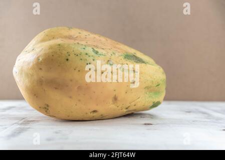 Formosa Sorte Papaya Frucht auf Holz Hintergrund. Papaya Formosa. Fruchtquelle reich an Nährstoffen. Essbare Früchte. Zutat für Säfte und Protein Sou Stockfoto