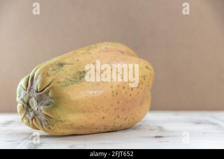 Formosa Sorte Papaya Frucht auf Holz Hintergrund. Papaya Formosa. Fruchtquelle reich an Nährstoffen. Essbare Früchte. Zutat für Säfte und Protein Sou Stockfoto