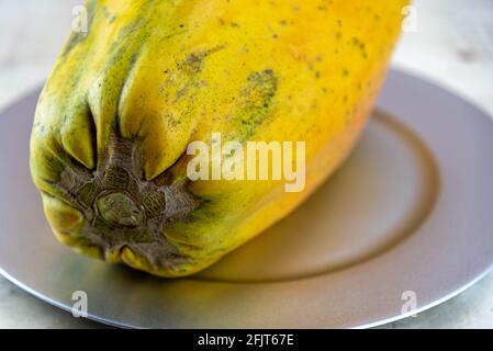 Formosa Sorte Papaya Frucht auf Holz Hintergrund. Papaya Formosa. Fruchtquelle reich an Nährstoffen. Essbare Früchte. Zutat für Säfte und Protein Sou Stockfoto