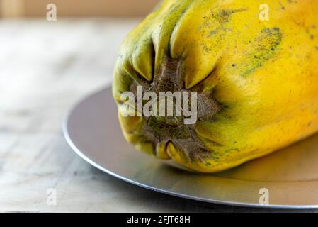 Formosa Sorte Papaya Frucht auf Holz Hintergrund. Papaya Formosa. Fruchtquelle reich an Nährstoffen. Essbare Früchte. Zutat für Säfte und Protein Sou Stockfoto