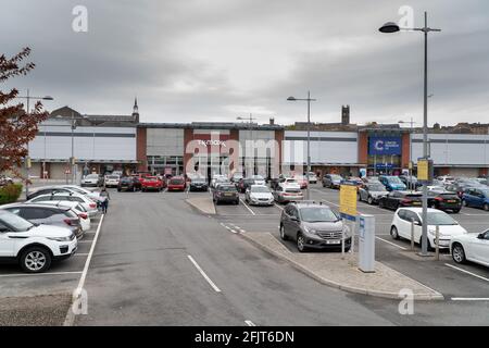 Dundee, Tayside, Schottland, 26.04.21: Große Warteschlangen warten darauf, TK Maxx im Gallagher Retail Park in Dundee zu betreten, während Schottland seine zweite Sperre verlässt und die Beschränkungen entspannt werden und die Geschäfte wieder geöffnet werden. Kredit: Barry Nixon Stable Air Media/Alamy Live Nachrichten Stockfoto