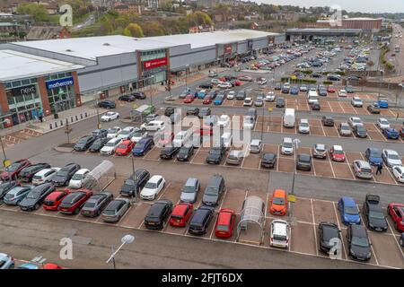 Dundee, Tayside, Schottland, 26.04.21: Gallagher Retail Park in Dundee, da der Parkplatz seine maximale Kapazität erreicht, Schottland seine zweite Sperre verlässt und die Beschränkungen für die Öffentlichkeit gelockert werden und die Geschäfte geöffnet werden. Kredit: Barry Nixon Stable Air Media/Alamy Live Nachrichten Stockfoto