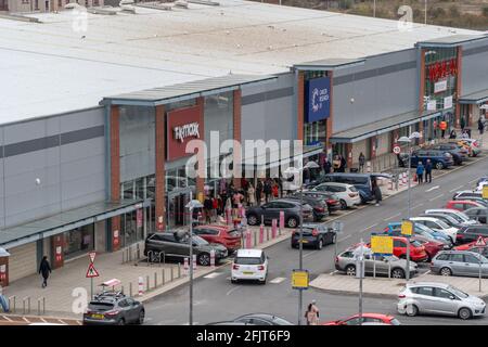 Dundee, Tayside, Schottland, 26.04.21: Große Schlange vor TK Maxx im Gallagher Retail Park in Dundee, da Schottland seine zweite Sperre verlässt und die Beschränkungen für die Öffentlichkeit gelockert werden und die Geschäfte geöffnet werden. Kredit: Barry Nixon Stable Air Media/Alamy Live Nachrichten Stockfoto