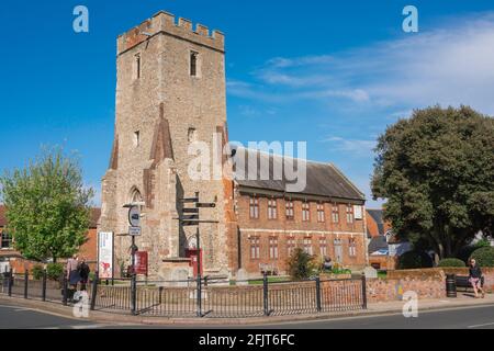 Thomas Plumes Library, Ansicht der Thomas Plume's Library - integriert mit dem mittelalterlichen Turm der St. Peter's Church - im Zentrum von Maldon, Essex Stockfoto