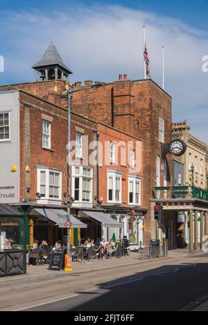 Maldon Essex, Blick im Sommer auf die Moot Hall und Leute, die sich an Tischen vor einem beliebten Café in Maldon High Street, Essex, England, Großbritannien, entspannen Stockfoto