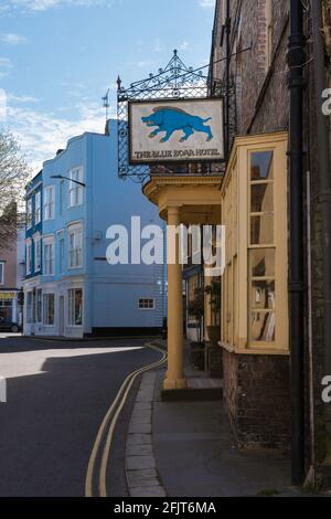 Blue Boar Hotel, Blick auf den Eingang zum historischen Blue Boar Hotel, dessen Gebäude aus dem 14th. Jahrhundert stammt, Silver Street, Maldon, Essex UK Stockfoto