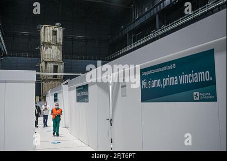 Mailand, Italien. April 2021. Das medizinische Personal des von ASST Nord Milano koordinierten Impfzentrums Mass covid-19 wird heute im „Pirelli HangarBicocca“ eröffnet, wo die monumentale ortsspezifische Kunstinstallation ‘The Seven Heavenly Palaces 2004-2015' des Künstlers Anselm Kiefer zu sehen ist. Quelle: Piero Cruciatti/Alamy Live News Stockfoto