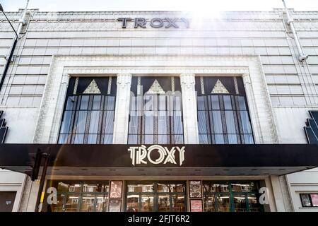 Art déco-Musiklokal aus den 1930er Jahren, ehemaliges Kino, Troxy an der Commercial Road in Stepney, East London, Großbritannien Stockfoto