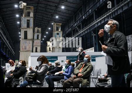 Mailand, Italien. April 2021. Die Menschen warten auf den von ASST Nord Milano koordinierten Impfpunkt „Mass covid-19“, der heute im „Pirelli HangarBicocca“ eröffnet wird, wo die monumentale ortsspezifische Kunstinstallation ‘The Seven Heavenly Palaces 2004-2015' des Künstlers Anselm Kiefer zu sehen ist. Quelle: Piero Cruciatti/Alamy Live News Stockfoto