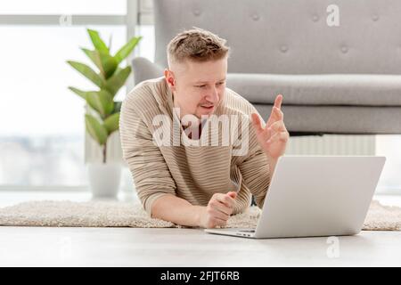 Mann Freiberufler zu Hause arbeiten Stockfoto