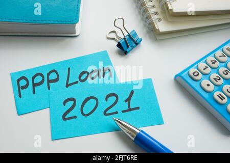 PPP-Darlehen 2021 Wörter auf den Memo-Sticks. Stockfoto