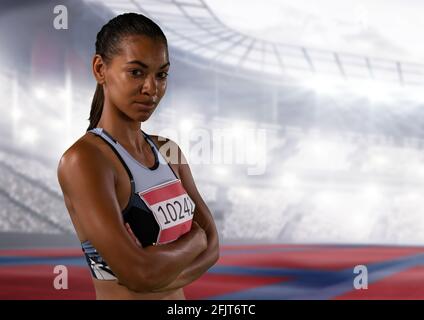 Porträt einer afroamerikanischen Athletin mit gekreuzten Armen Sportstadion Stockfoto