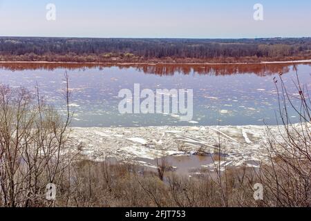 Schöne Landschaft mit einem Fluss schwimmenden Eisschollen schmelzen Schneequelle Bewegung des Wassers mit eisbrauner Farbe. Eis Drift auf dem Fluss Draufsicht Stockfoto