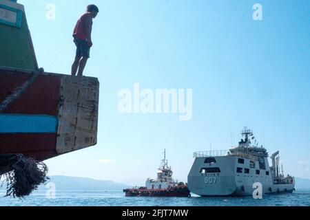 Jakarta, Indonesien. April 2021. Ein Schiff der indonesischen Marine fährt im Rahmen der Such- und Rettungsaktion des U-Bootes KRI Nanggala-402 in Banyuwangi, Ost-Java, Indonesien, am 26. April 2021 ab. Das Wrack des vermissten indonesischen U-Bootes befand sich am Sonntag auf dem Meeresboden vor der Insel Bali, wobei alle 53 Besatzungsmitglieder an Bord starben, sagten Top-Militärs. Das U-Boot Nanggala-402 wurde in einer Tiefe von 838 Metern unter dem Meer in drei Teile zerbrochen, sagte Yudo Margono, Stabschef der indonesischen Marine. Quelle: Kurniawan/Xinhua/Alamy Live News Stockfoto