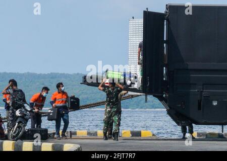 Jakarta, Indonesien. April 2021. Indonesische Navy-Mitglieder laden Ausrüstungen in einer Such- und Rettungsaktion des U-Bootes KRI Nanggala-402 in Banyuwangi, Ost-Java, Indonesien, 26. April 2021. Das Wrack des vermissten indonesischen U-Bootes befand sich am Sonntag auf dem Meeresboden vor der Insel Bali, wobei alle 53 Besatzungsmitglieder an Bord starben, sagten Top-Militärs. Das U-Boot Nanggala-402 wurde in einer Tiefe von 838 Metern unter dem Meer in drei Teile zerbrochen, sagte Yudo Margono, Stabschef der indonesischen Marine. Quelle: Kurniawan/Xinhua/Alamy Live News Stockfoto