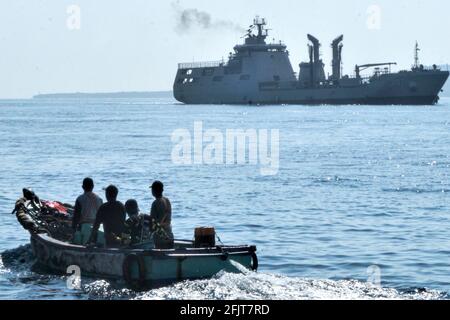 Jakarta, Indonesien. April 2021. Ein Schiff der indonesischen Marine fährt im Rahmen der Such- und Rettungsaktion des U-Bootes KRI Nanggala-402 in Banyuwangi, Ost-Java, Indonesien, am 26. April 2021 ab. Das Wrack des vermissten indonesischen U-Bootes befand sich am Sonntag auf dem Meeresboden vor der Insel Bali, wobei alle 53 Besatzungsmitglieder an Bord starben, sagten Top-Militärs. Das U-Boot Nanggala-402 wurde in einer Tiefe von 838 Metern unter dem Meer in drei Teile zerbrochen, sagte Yudo Margono, Stabschef der indonesischen Marine. Quelle: Kurniawan/Xinhua/Alamy Live News Stockfoto