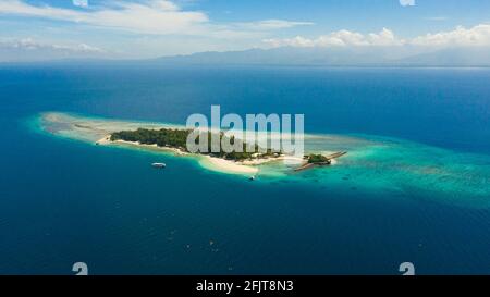Tropische kleine Insel Liguid im blauen Meer mit Stränden und Palmen. Little Cruz Island, Philippinen, Samal. Stockfoto
