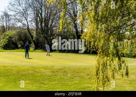 Kinsale, West Cork, Irland. April 2021. Der Kinsale Golf Club war einer von vielen Clubs im ganzen Land, der heute für Mitglieder wiedereröffnet wurde. Der Club ist seit dem 30. Dezember geschlossen und alle Mitglieder schienen sich darüber zu freuen, dass sie wieder für eine Runde Golf spielen konnten. Quelle: AG News/Alamy Live News Stockfoto