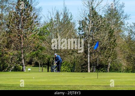 Kinsale, West Cork, Irland. April 2021. Der Kinsale Golf Club war einer von vielen Clubs im ganzen Land, der heute für Mitglieder wiedereröffnet wurde. Der Club ist seit dem 30. Dezember geschlossen und alle Mitglieder schienen sich darüber zu freuen, dass sie wieder für eine Runde Golf spielen konnten. Quelle: AG News/Alamy Live News Stockfoto