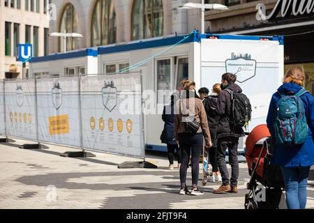 Hannover, Deutschland. April 2021. Menschen stehen vor einem Covid 19 Testzentrum in der Karmarsch Straße. Quelle: Moritz Frankenberg/dpa/Alamy Live News Stockfoto