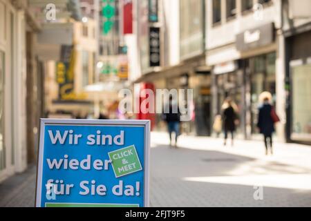 Hannover, Deutschland. April 2021. Die Worte „We're here for you again - Click & Meet“ sind auf dem Messestand eines Shops im Stadtzentrum zu lesen. Quelle: Moritz Frankenberg/dpa/Alamy Live News Stockfoto