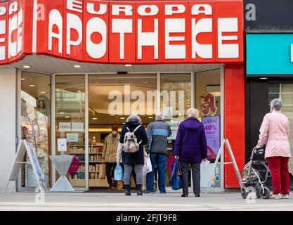 Hannover, Deutschland. April 2021. Die Leute stehen vor einer Apotheke in der Innenstadt und warten darauf, einzusteigen. Quelle: Moritz Frankenberg/dpa/Alamy Live News Stockfoto