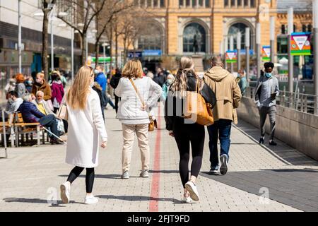 Hannover, Deutschland. April 2021. Passanten laufen entlang der Bahnhofstraße durch die Innenstadt. Quelle: Moritz Frankenberg/dpa/Alamy Live News Stockfoto