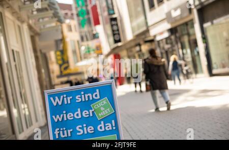 Hannover, Deutschland. April 2021. Die Worte „We're here for you again - Click & Meet“ sind auf dem Messestand eines Shops im Stadtzentrum zu lesen. Quelle: Moritz Frankenberg/dpa/Alamy Live News Stockfoto