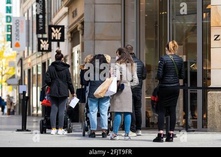 Hannover, Deutschland. April 2021. Die Leute stehen vor einem Geschäft in der Innenstadt und warten darauf, hineinzukommen. Quelle: Moritz Frankenberg/dpa/Alamy Live News Stockfoto