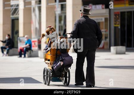 Hannover, Deutschland. April 2021. Ein Orgelschleifer schiebt eine Tonnenorgel durch die Innenstadt. Quelle: Moritz Frankenberg/dpa/Alamy Live News Stockfoto