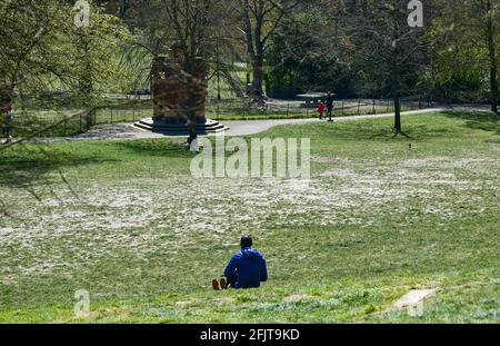 Brighton UK 26. April 2021 - das Gras im Queens Park Brighton ist ausgetrocknet, da das trockene, sonnige Wetter im gesamten Südosten anhält. Der 2021. April ist auf dem besten Weg, seit 1938 der trockenste seit Beginn der Aufzeichnungen in Großbritannien zu sein: Credit Simon Dack / Alamy Live News Stockfoto