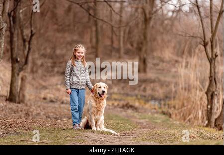 Präteen Mädchen mit goldenen Retriever Hund Stockfoto