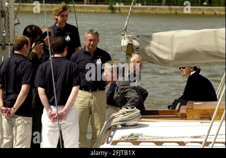 SEINE KÖNIGLICHE HOHEIT PRINZ CHARLES MAI 2001ON BESTEIGEN DIE 'JOHN LAING' BOOT, DAS AM 27. AUGUST VON PORTSMOUTH AUS SEGELN WIRD 2001 BEGINNT EINE REISE IN DIE ANTARKTIS PENINSULARS DANCO KÜSTE, WO DAS TEAM VON 16 MÄNNERN UND FRAUEN WIRD VERBRINGEN SIE 3 MONATE DAMIT, WEITGEHEND UNVERMIETETE GEBIETE ZU ERKUNDEN Stockfoto