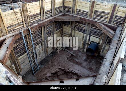 Bau eines Sturmabwasserkanalers. Unterirdische städtische Abwässer. Drainage-Kommunikation Sturmtunnel. Verwenden der Rohraufbockmethode in Deep Strata. Lay Stockfoto