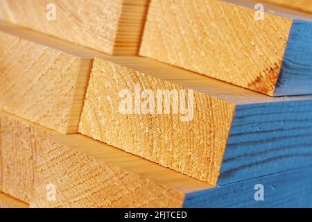 Die Holzstäbe werden in einem Stapel gestapelt. Sägen Trocknen und Vermarktung von Holz. Industrieller Hintergrund. Nahaufnahme der Baumaterialien. Werbefoto Stockfoto