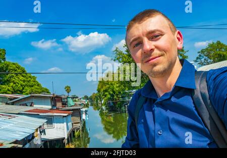 Tourist FARANG mit dem Prem Prachakon Kanal und Fluss in Don Mueang Bangkok Thailand. Stockfoto