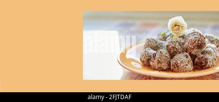 Gesunde, zuckerfreie, handgemachte Süßigkeiten mit einer Blume. Richtige Ernährung und Diät-Konzept. Speicherplatz kopieren. Stockfoto