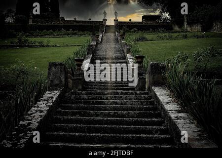 Treppen in den wunderschönen Boboli-Gärten in Florenz. Stockfoto