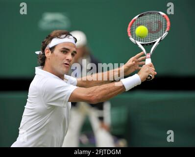 WIMBLEDON TENNIS CHAMPIONSHIPS 2008. 5TH TAG 27/6/2008 RODGER FEDERERERV WÄHREND SEINER 3ROUND SPIEL WIYH M.GICQUEL. BILD DAVID ASHDOWN Stockfoto