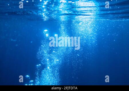 Abstrakter Unterwasserhintergrund mit Luftblasen Stockfoto