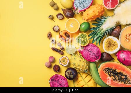 Exotische Früchte - Ananas, Papaya, Mango, annona, Banane, Pitahaya, Kiwano, afrikanische Hornmelone, Tamarillo, Granadilla, salak, Schlangenfrucht Stockfoto