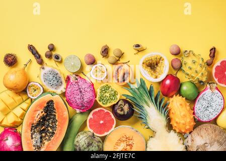 Exotische Früchte - Ananas, Papaya, Mango, annona, Banane, Pitahaya, Kiwano, afrikanische Hornmelone, Tamarillo, Granadilla, salak, Schlangenfrucht Stockfoto