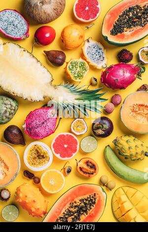Exotische Früchte - Ananas, Papaya, Mango, annona, Banane, Pitahaya, Kiwano, afrikanische Hornmelone, Tamarillo, Granadilla, salak, Schlangenfrucht Stockfoto