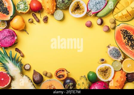 Konzept der tropischen Früchte. Exotische Früchte - Ananas, Papaya, Mango, annona, Banane, Pitahaya, Kiwano, afrikanische Melone, Tamarillofrucht, Granadilla Stockfoto