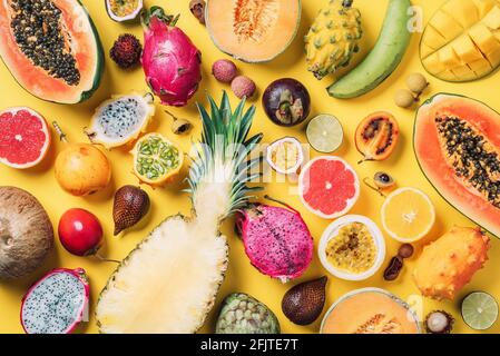 Konzept der tropischen Früchte. Exotische Früchte - Ananas, Papaya, Mango, annona, Banane, Pitahaya, Kiwano, afrikanische Melone, Tamarillofrucht, Granadilla Stockfoto