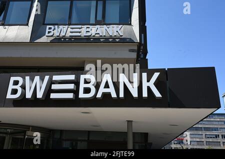 Stuttgart, Deutschland. April 2021. Die Logos der BW Bank sind an eine Zweigstelle angehängt. Die BW Bank schließt fast jede zweite Filiale. Die Kürzungen sind auch eine Folge der Corona-Pandemie. (An dpa: 'BW-Bank schließt fast die Hälfte ihrer Filialen') Quelle: Bernd Weißbrod/dpa/Alamy Live News Stockfoto