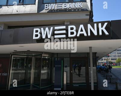 Stuttgart, Deutschland. April 2021. Die Logos der BW Bank sind an eine Zweigstelle angehängt. Die BW Bank schließt fast jede zweite Filiale. Die Kürzungen sind auch eine Folge der Corona-Pandemie. (An dpa: 'BW-Bank schließt fast die Hälfte ihrer Filialen') Quelle: Bernd Weißbrod/dpa/Alamy Live News Stockfoto