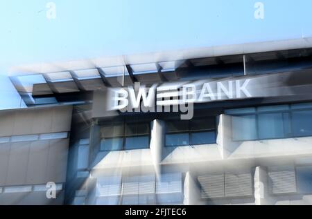 Stuttgart, Deutschland. April 2021. Die Logos der BW Bank sind an eine Filiale angehängt (Foto mit Zoom-Effekt). Die BW Bank schließt fast jede zweite Filiale. Die Kürzungen sind auch eine Folge der Corona-Pandemie. (An dpa: 'BW-Bank schließt fast die Hälfte ihrer Filialen') Quelle: Bernd Weißbrod/dpa/Alamy Live News Stockfoto